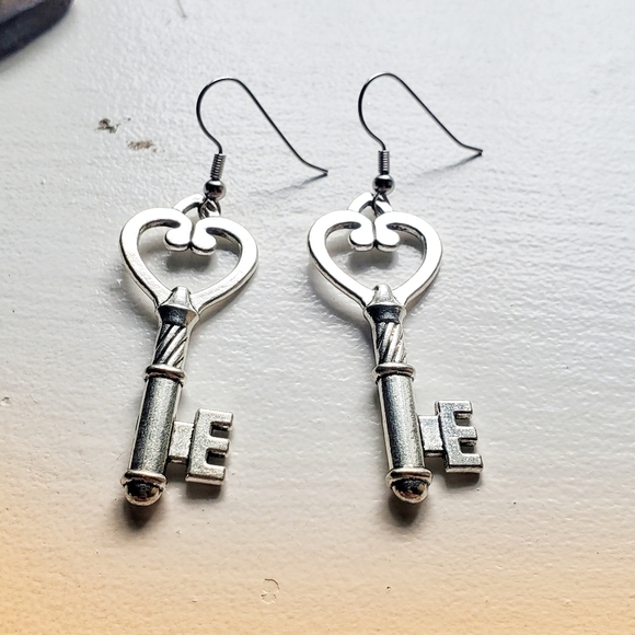 Steampunk  SilverTone key earrings - Picture 2 of 4